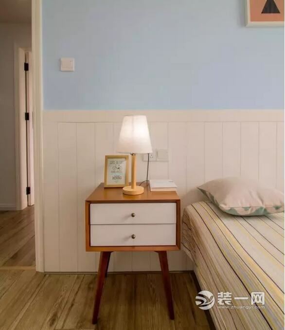 白色护墙板成为榻榻米的靠背.